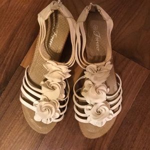Summer wedge white sandal w/ flower detail